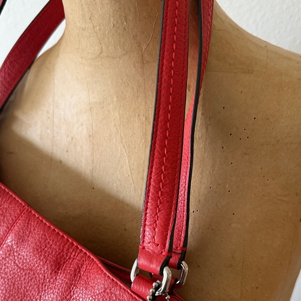 Coach Vibrant Red Shoulder Bag wonderful condition many compartments zip closure - Picture 4 of 12
